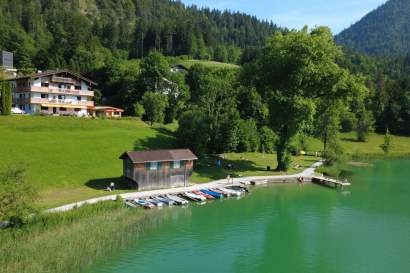 ticklhof-hausansicht-see_boote.jpg